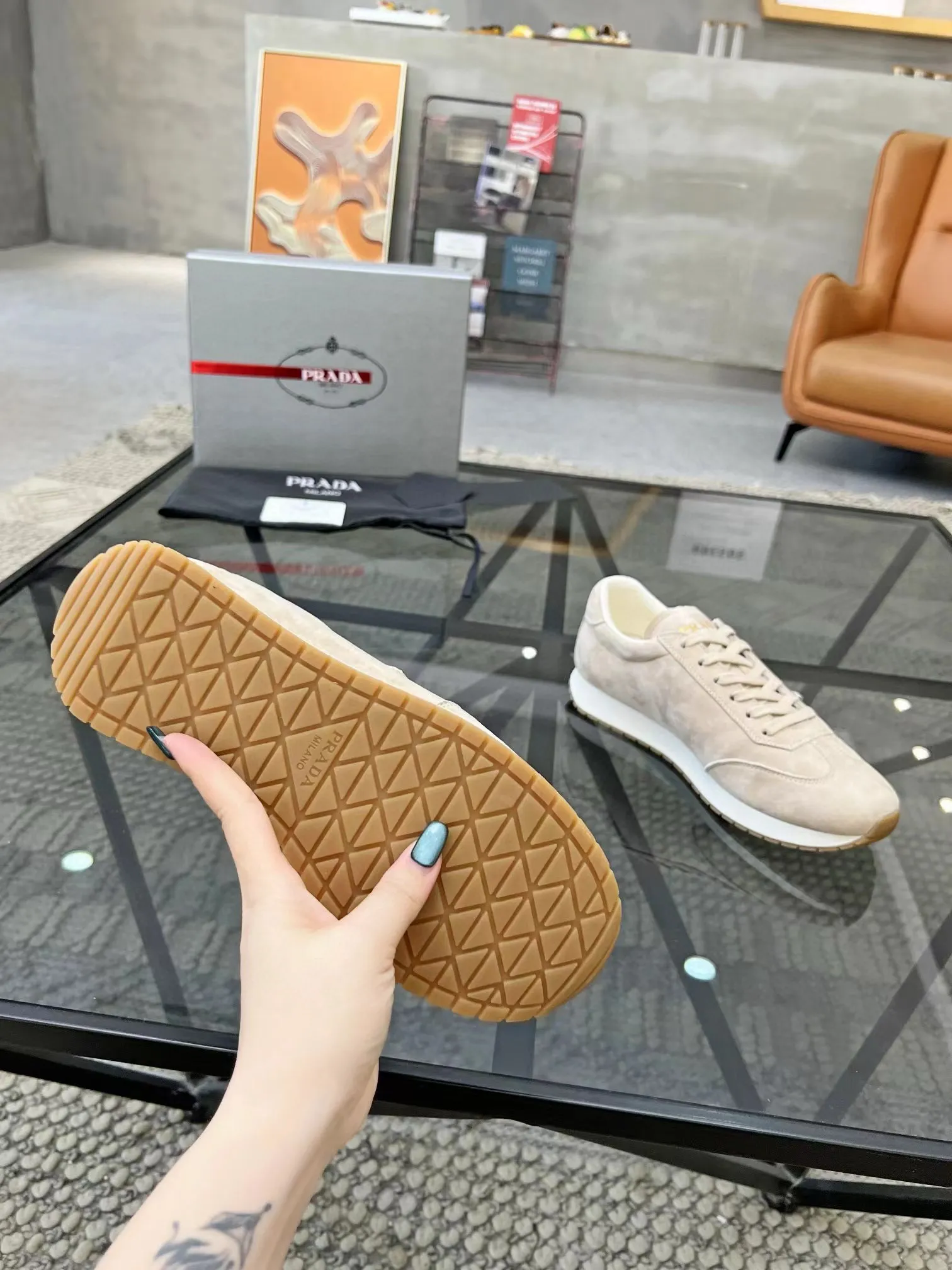 Factory price: 400💰Prada new men's leather sports shoes, the highest version on the market, any comparison is welcome🆚! The original leather has excellent texture and is super high-end! Fetal sheep net lining imported from Italy, removable pad! Luxurious materials and fine workmanship, highly recommended! Code number: 38-44, customized 45